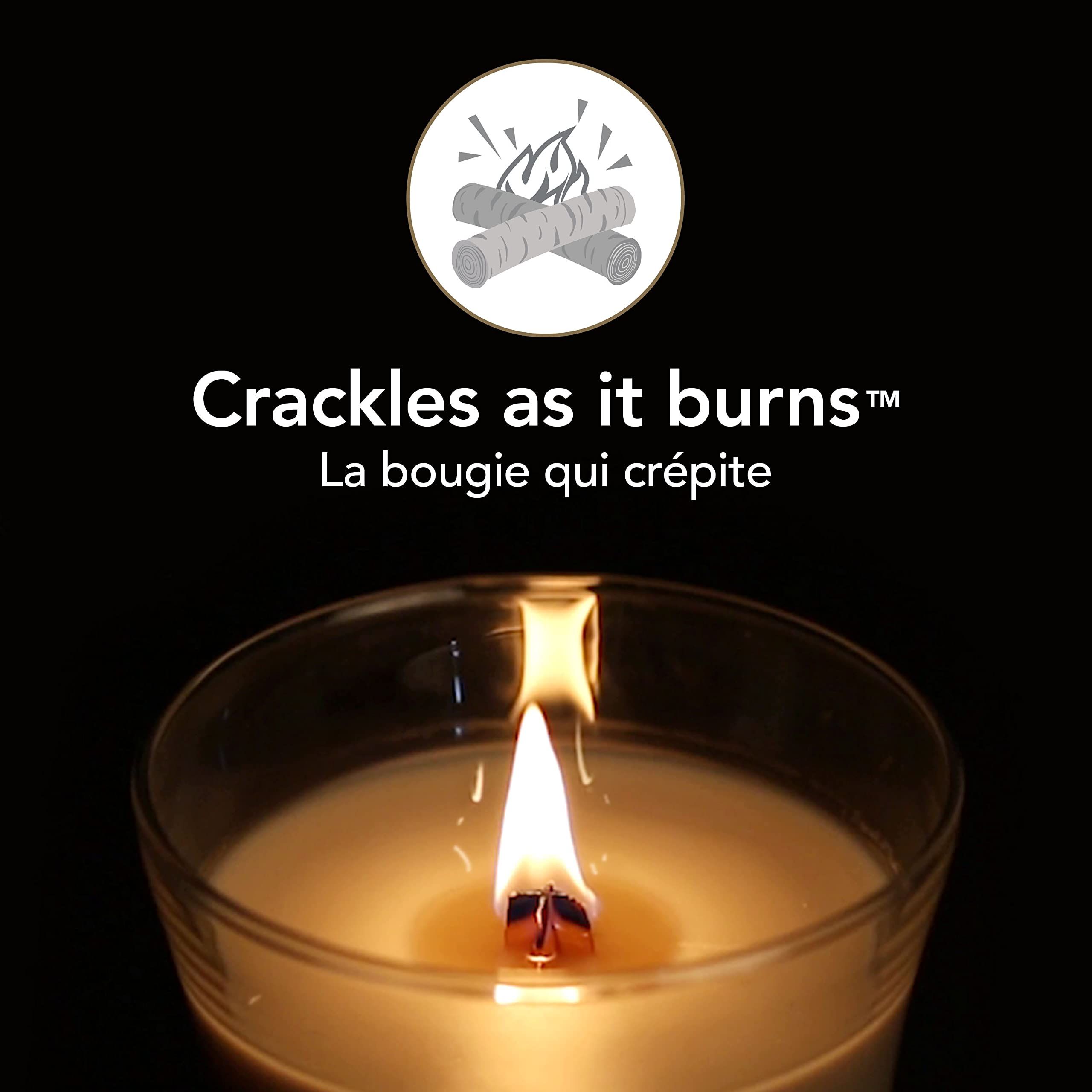 Candela accesa con stoppino in legno. Testo: 'Crackles as it burns'.