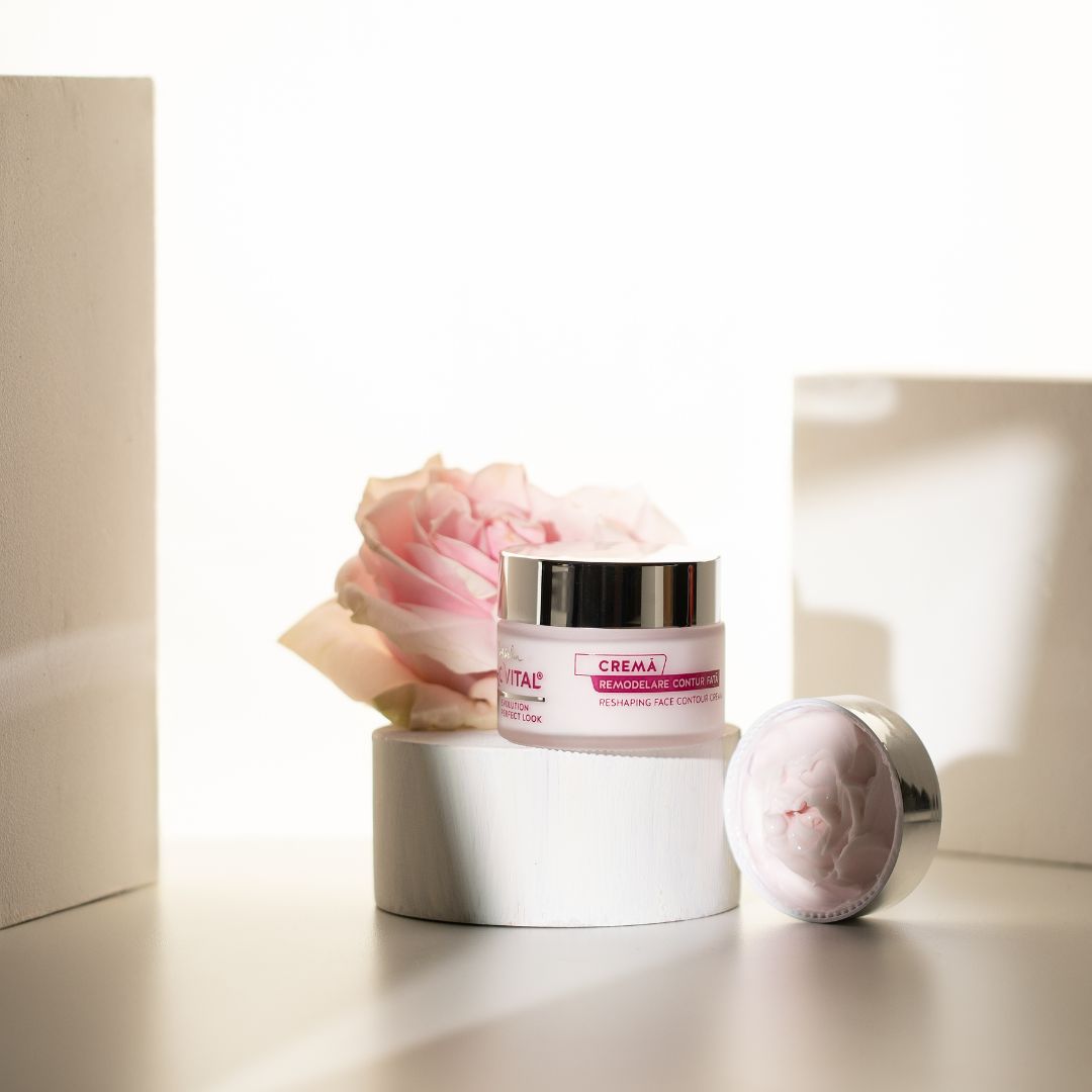 Vasetto di crema su piedistallo con rosa. Scritta: Gerovital H3, Crema Rimodellante Contorno Viso.