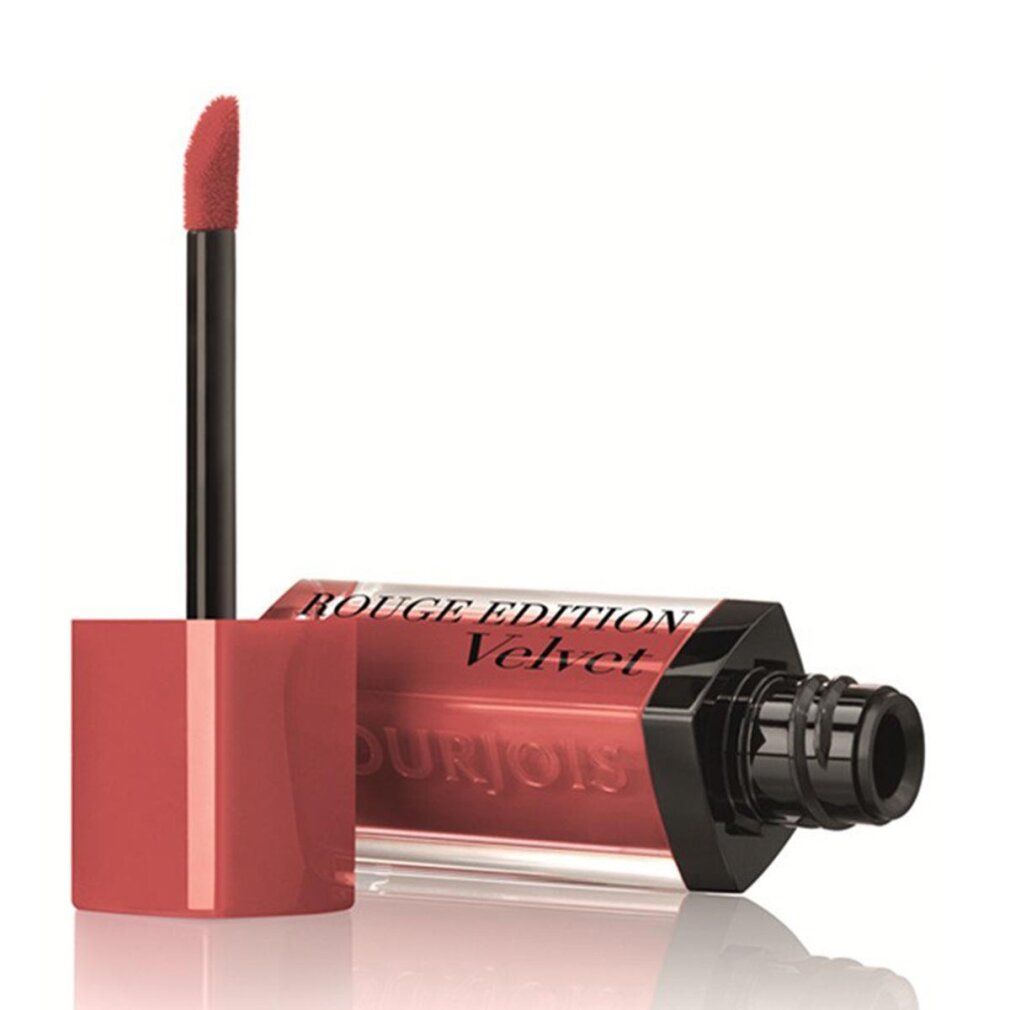 Rossetto con applicatore aperto. Prodotto sdraiato. Scritta: Rouge Edition Velvet.