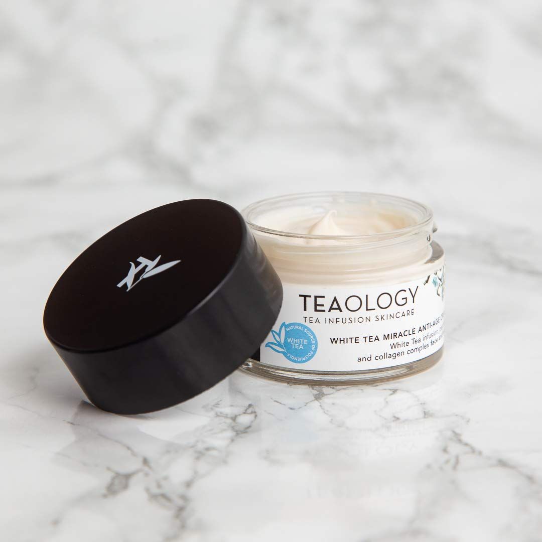Crema in un barattolo di vetro con coperchio aperto. L'etichetta riporta "Teaology" e "White Tea Miracle Anti-Age Cream".