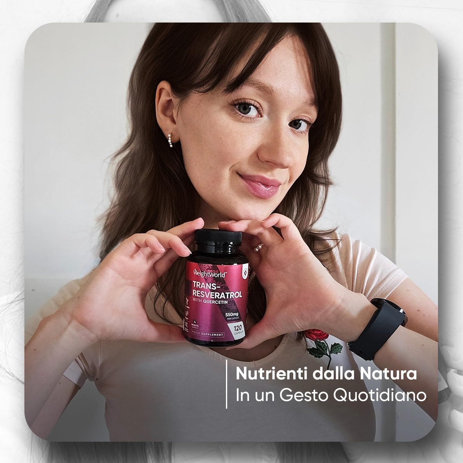 Donna tiene flacone Trans-Resveratrolo. Testo: Nutrienti dalla Natura in un Gesto Quotidiano. Marchio: WeightWorld.