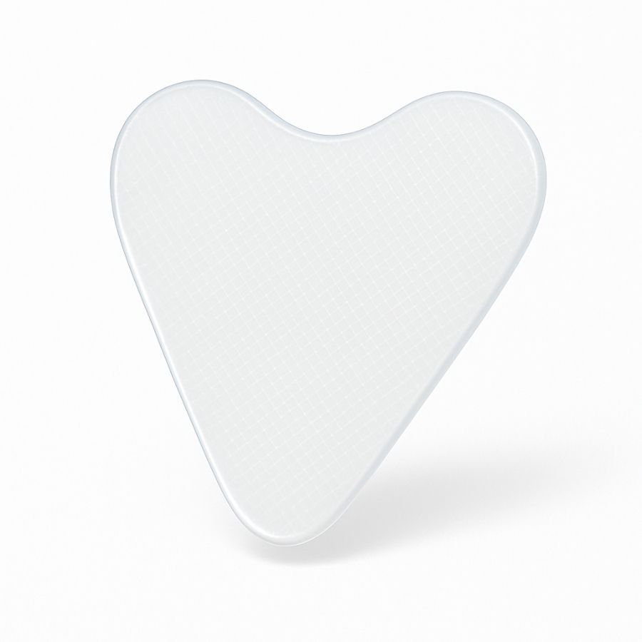 Cerotto in silicone trasparente a forma di cuore. La superficie è leggermente strutturata. Prodotto su sfondo bianco.