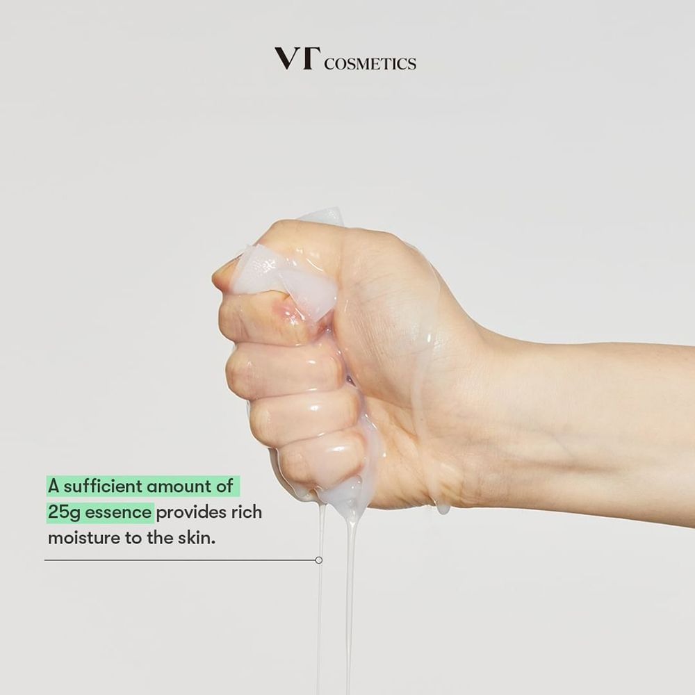 Mano che preme il prodotto. Testo: VT COSMETICS, 25g essence provides rich moisture to the skin.