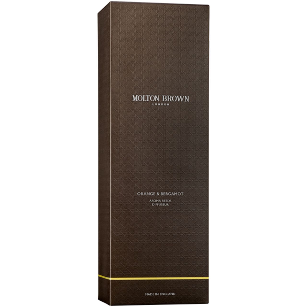 Confezione del prodotto rettangolare marrone. Scritta: Molton Brown, Orange & Bergamot, Aroma reeds, Diffuser. Striscia dorata in basso.