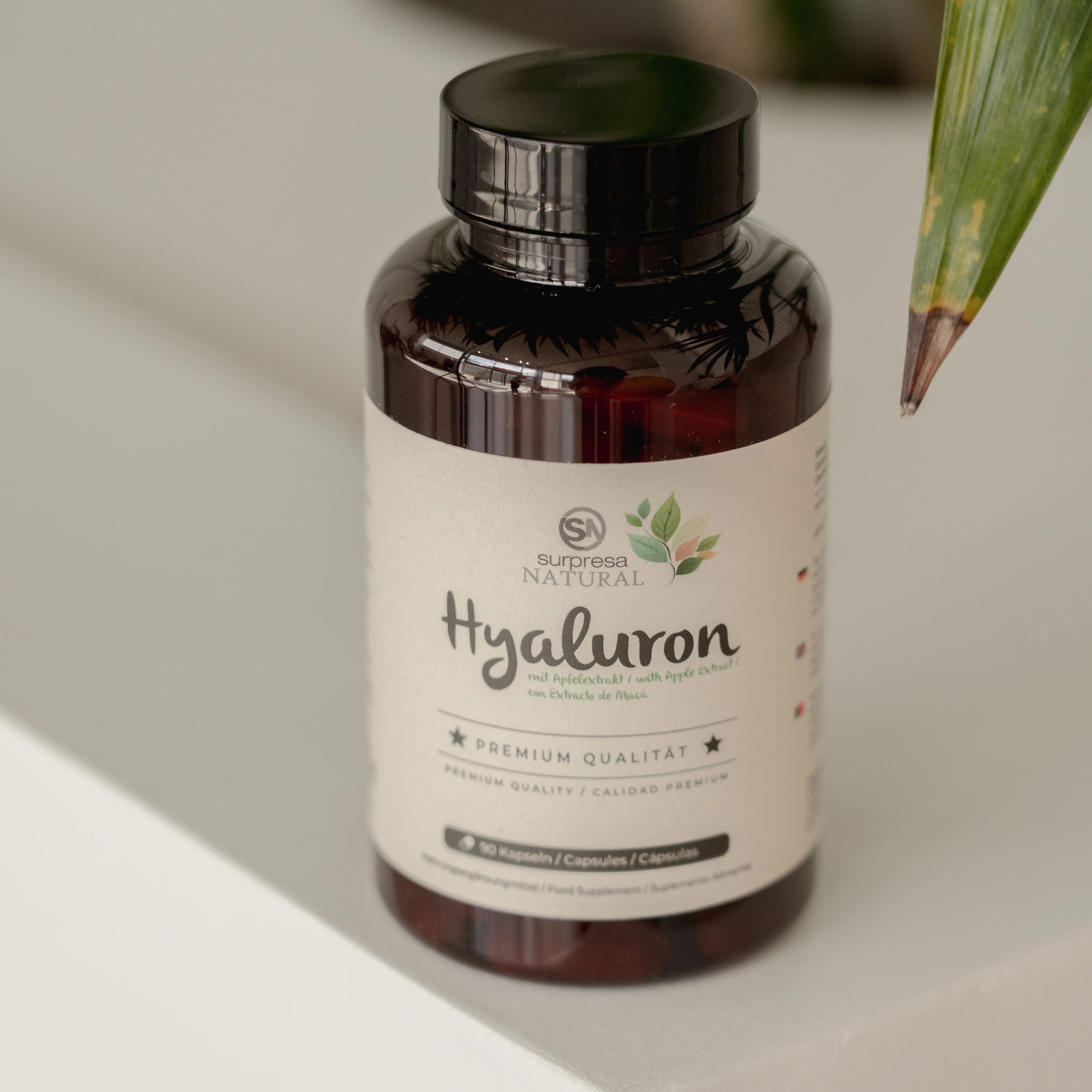 Flacone marrone con coperchio nero. Scritta Hyaluron. Qualità Premium.