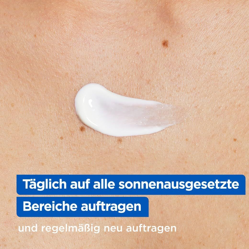 Crema applicata sulla pelle. Testo: Applicare quotidianamente sulle zone esposte al sole e riapplicare regolarmente.