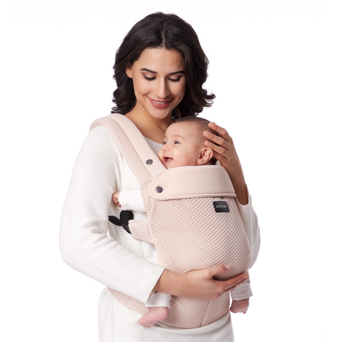 Marsupio rosa in mesh traspirante. Una donna tiene in braccio un bambino nel marsupio. Il bambino sorride. Logo Momcozy visibile.