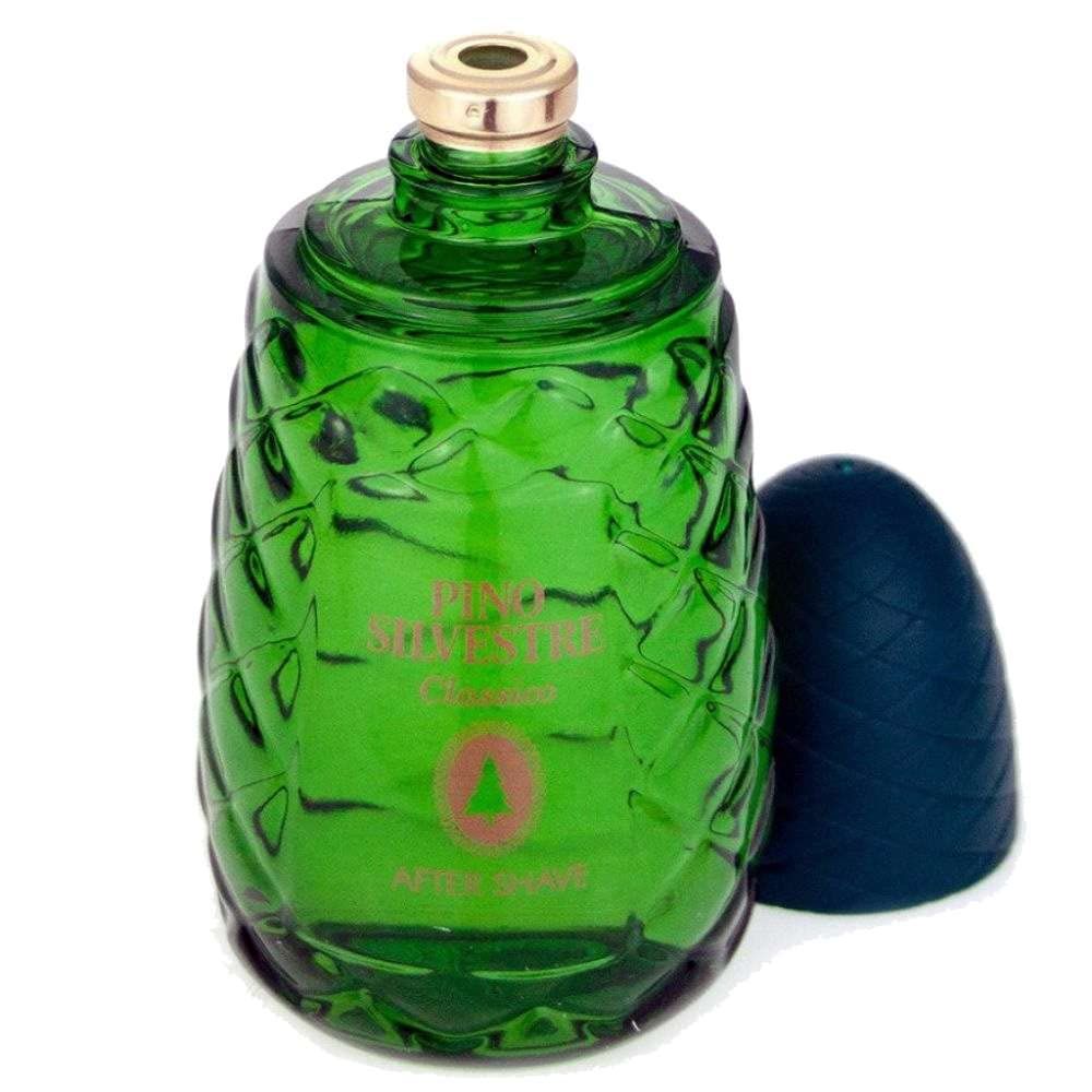 Flacone di vetro verde con tappo rimosso. Scritta: Pino Silvestre Classico After Shave. Flacone a forma di ananas.