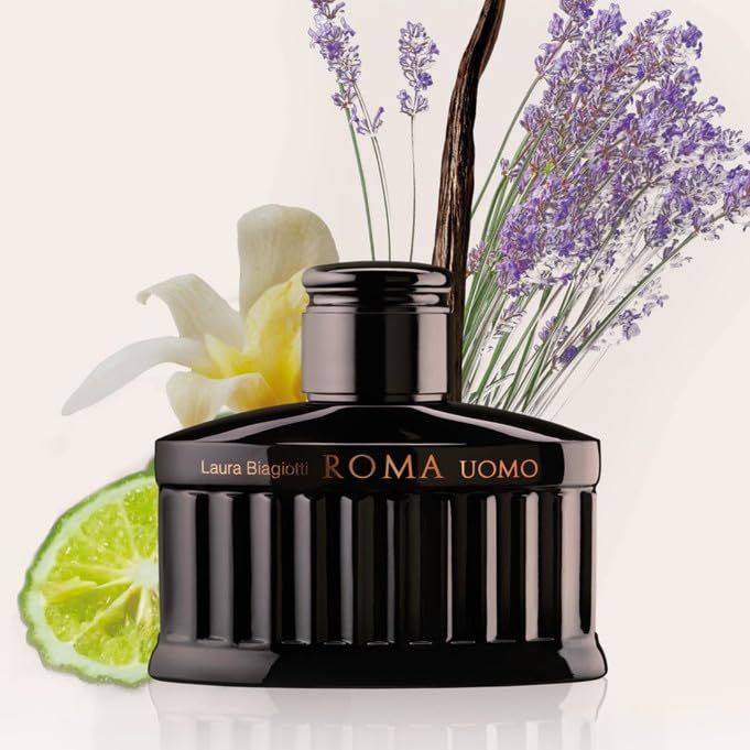 Flacone nero con scritta dorata "ROMA UOMO" di Laura Biagiotti. Decorazioni con vaniglia, lavanda, limone e fiore.