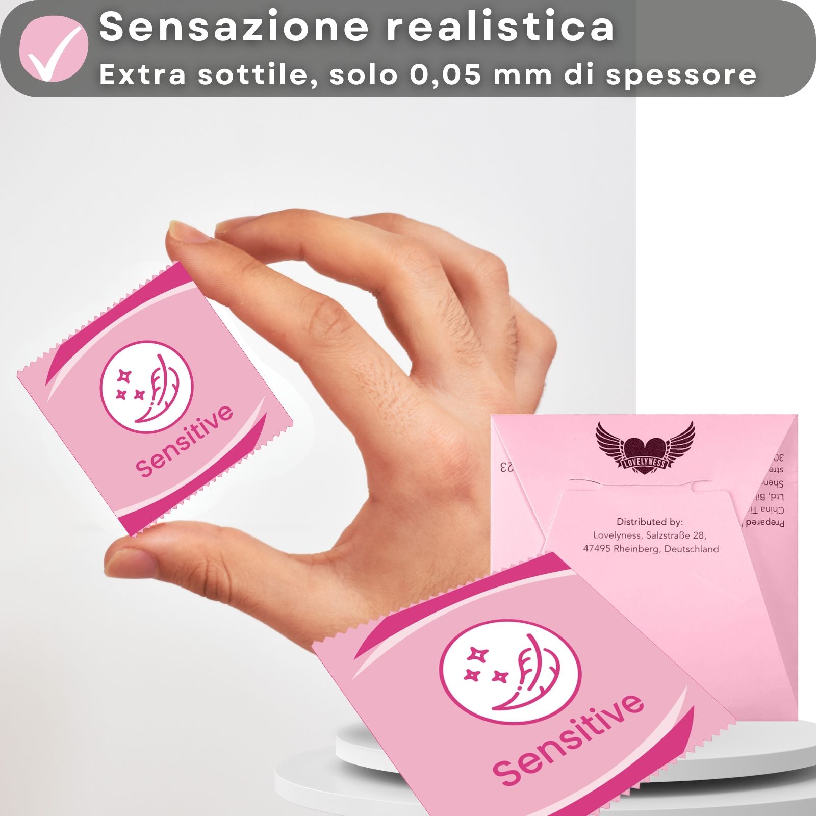 Mano che tiene confezione e preservativi. Extra sottile, solo 0,05 mm di spessore.
