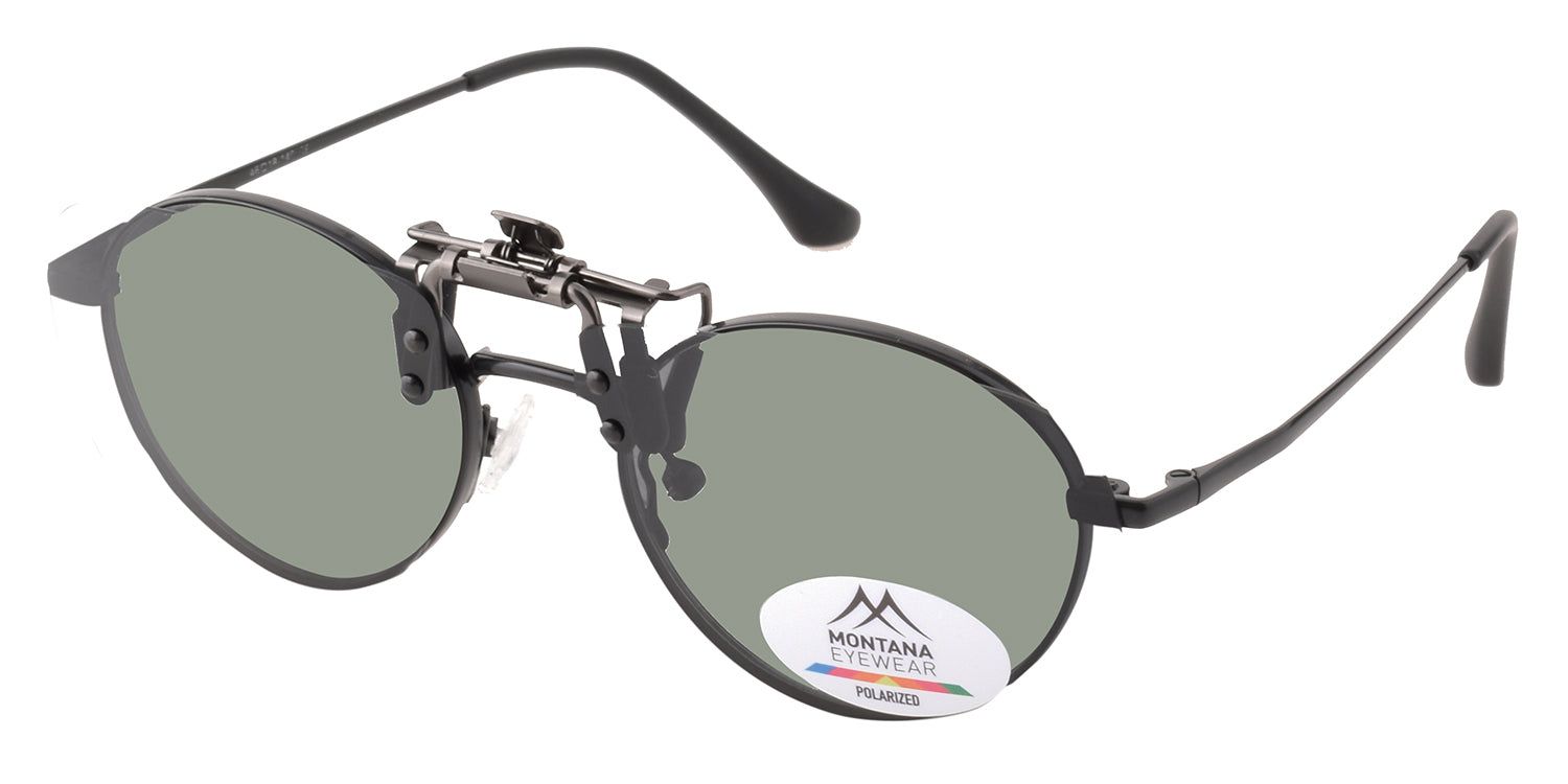 Occhiali da sole con clip-on. Montatura nera, lenti ovali verdi. Logo Montana Eyewear.