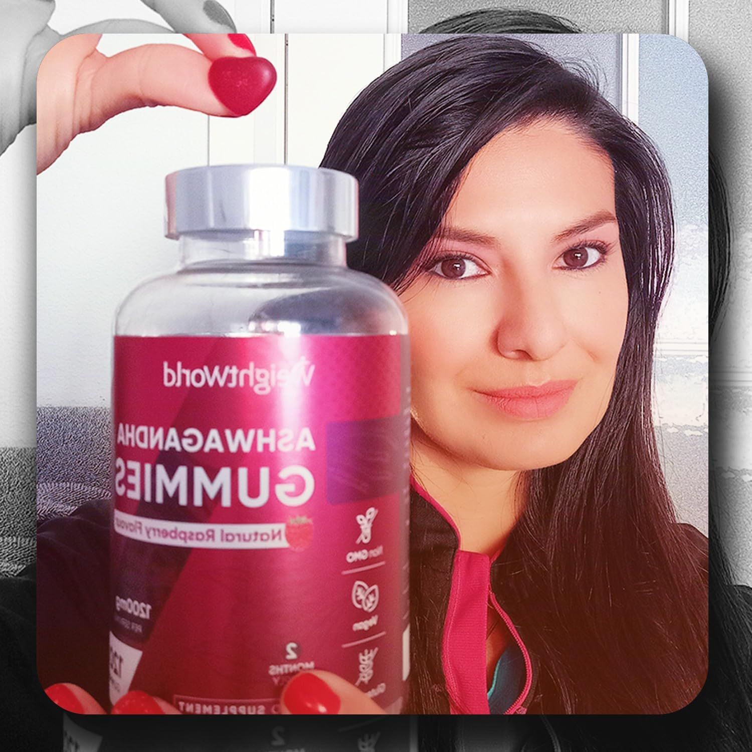 Donna che tiene una caramella gommosa a forma di cuore. Flacone con testo: Ashwagandha Gummies, gusto lampone, 1200mg.