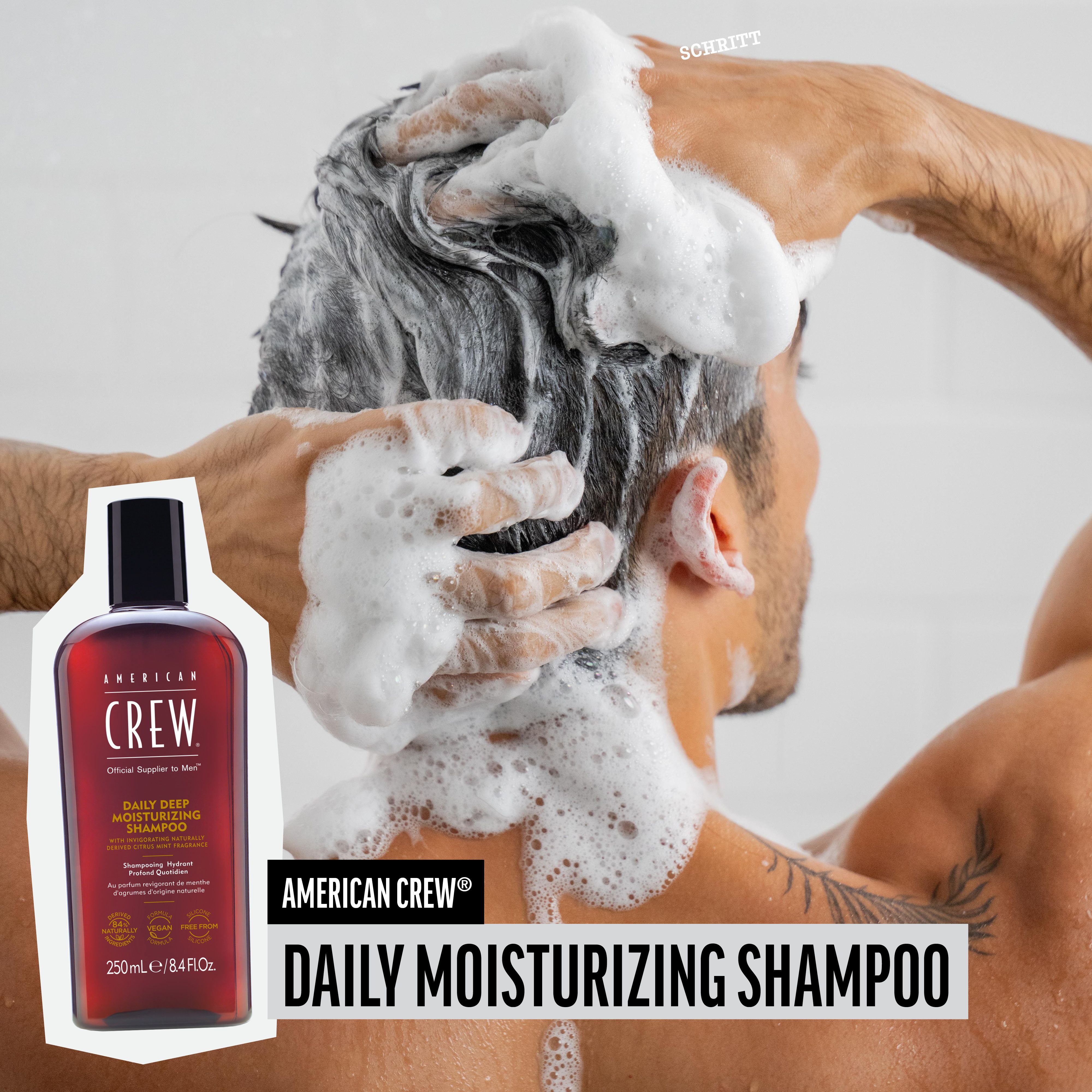 Uomo che si lava i capelli con lo shampoo. Flacone AMERICAN CREW Daily Moisturizing Shampoo nell'immagine. 250ml/8.4 fl.oz.