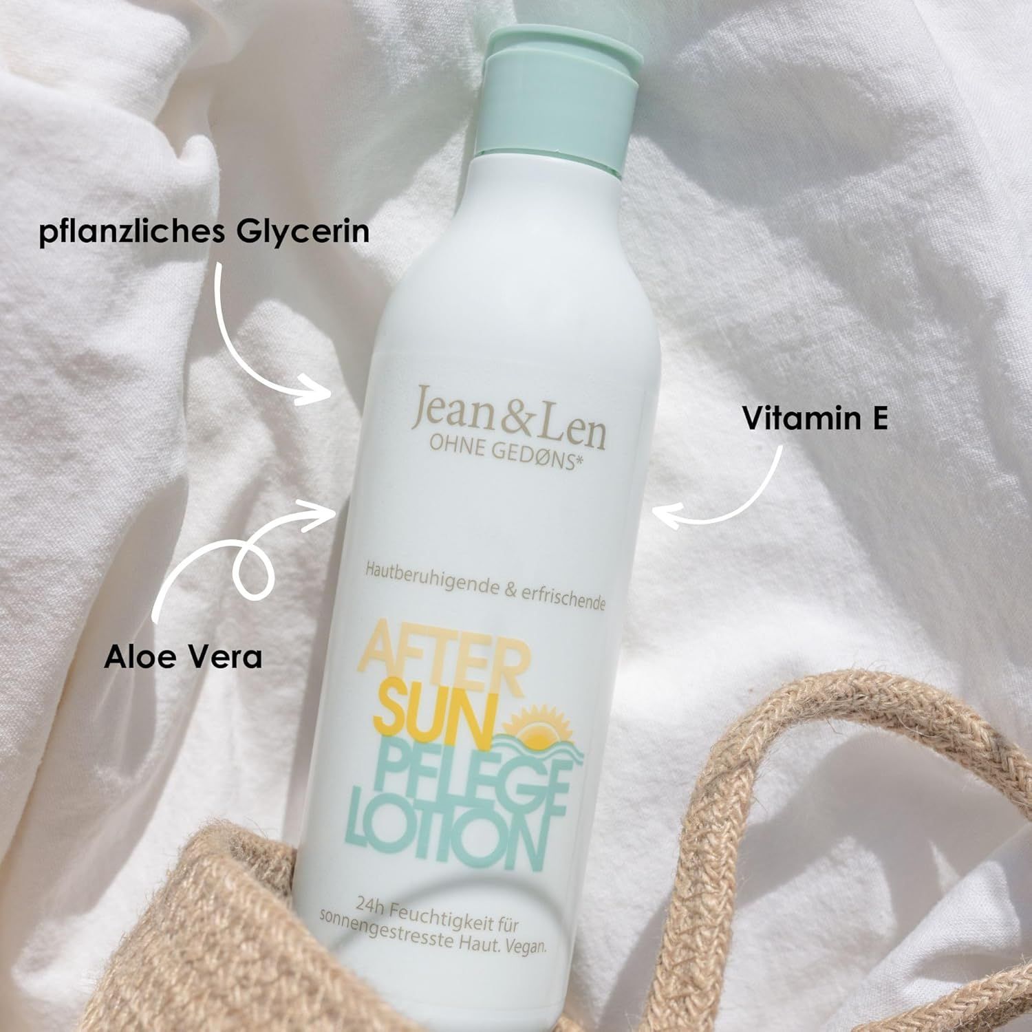 Flacone bianco di lozione doposole con tappo blu. Testo: After Sun Pflege Lotion. Aloe Vera, glicerina vegetale, vitamina E.
