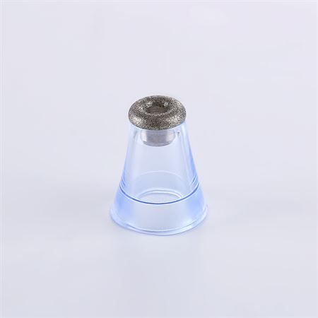 Testina per dispositivo di cura della pelle con superficie granulosa e base trasparente.