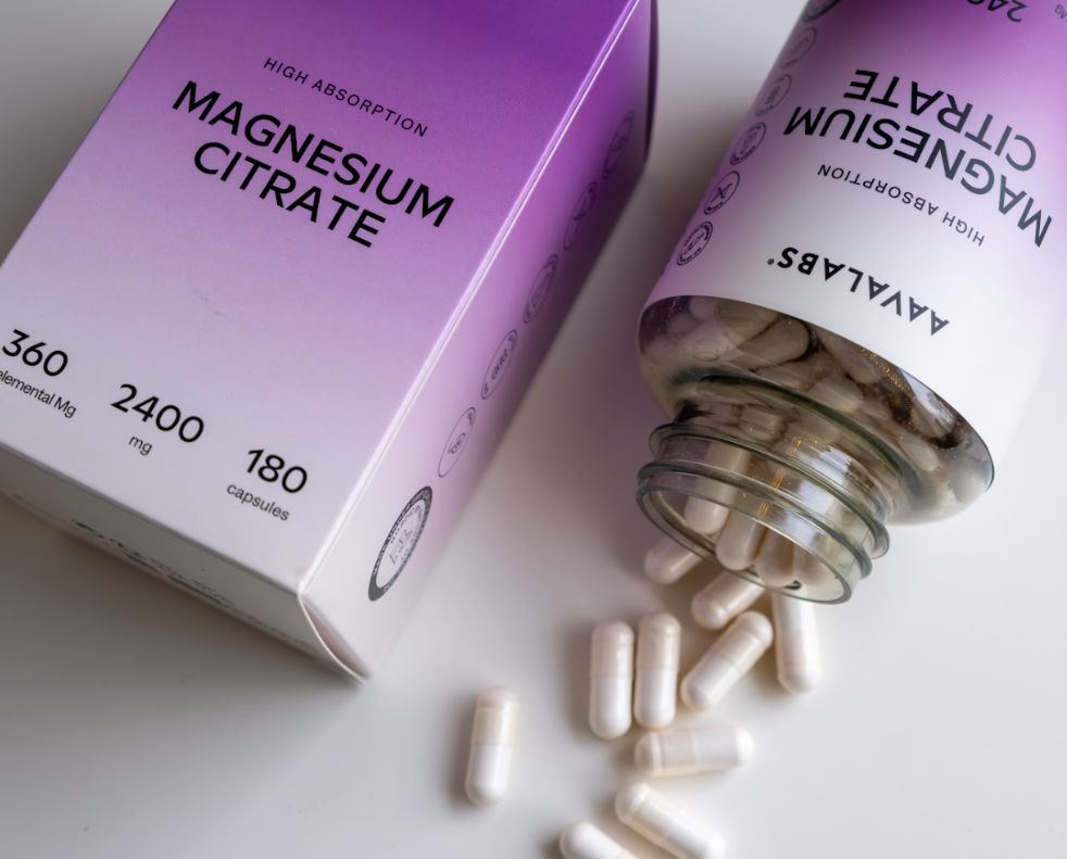 Flacone di capsule di citrato di magnesio, alcune sparse.
