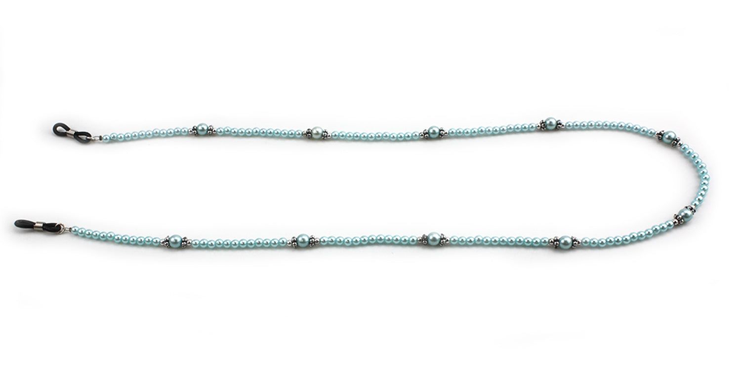Catenina per occhiali con perle azzurre e elementi argentati. Estremità con anelli per il fissaggio alle aste.