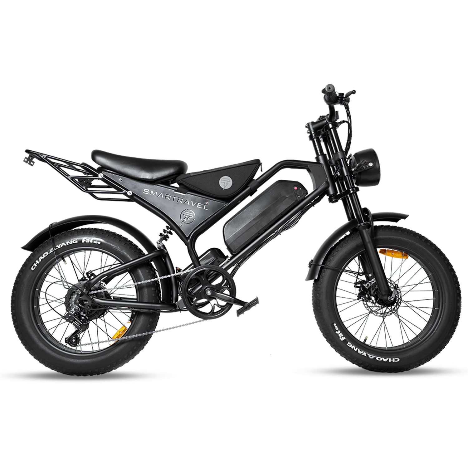 Moto elettrica nera con pneumatici larghi. Portapacchi, faro e batteria visibili. Marchio: SMARTRAVEL.