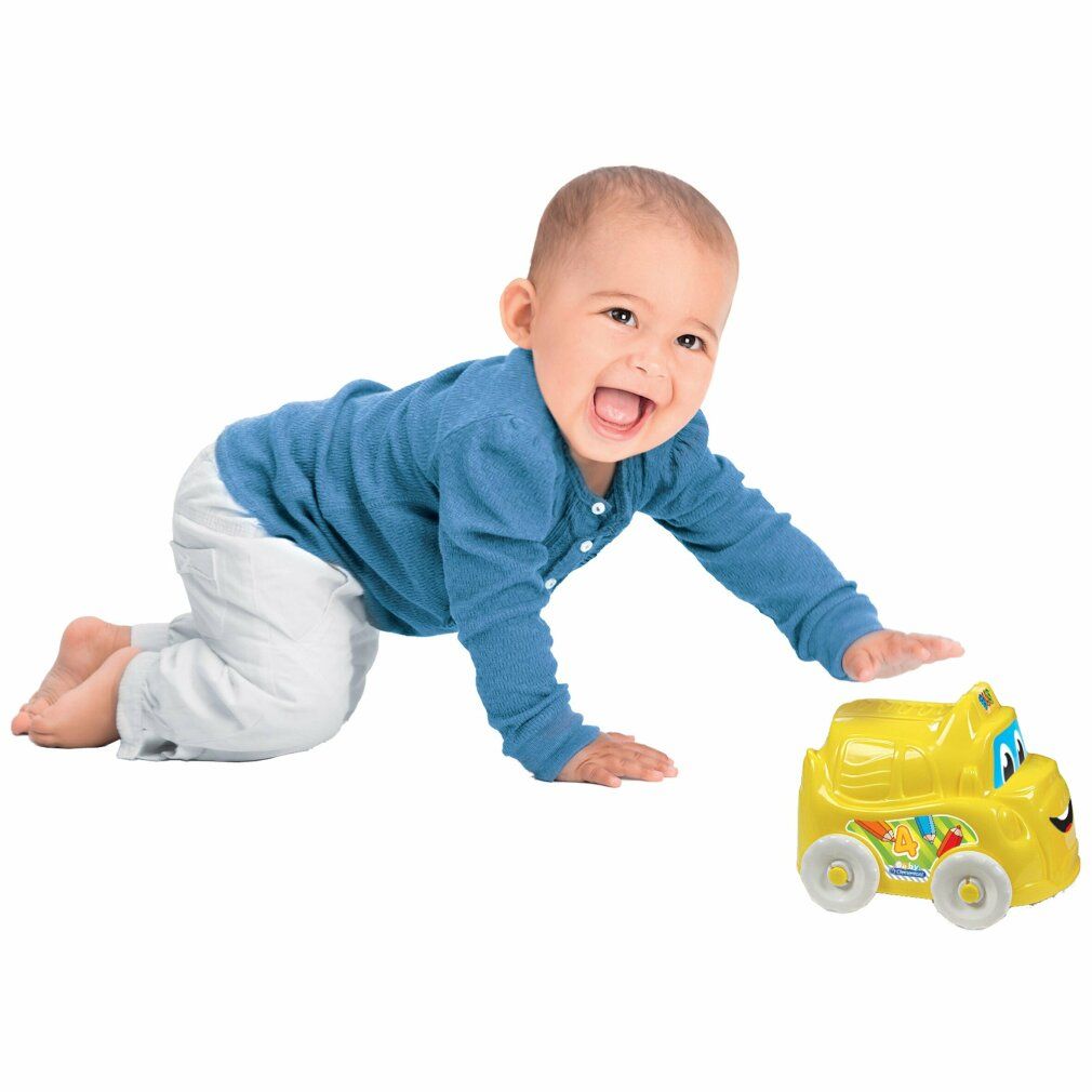 Un bambino gattona verso un'auto giocattolo gialla. L'auto ha ruote e una faccia. Il bambino sorride.