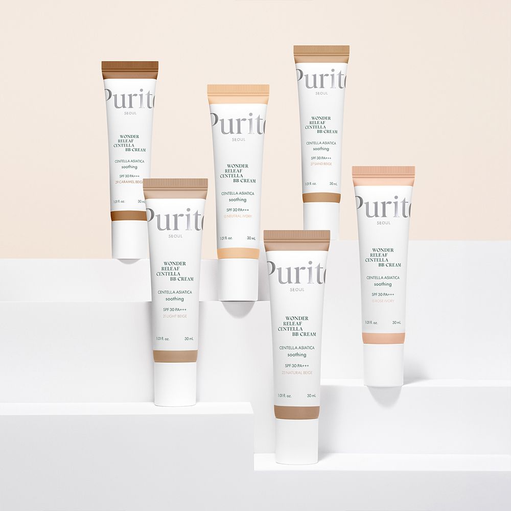 Sei Purito Wonder Releaf Centella BB Cream in diverse tonalità su piedistalli bianchi.
