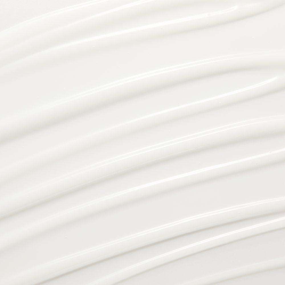 Primo piano di crema bianca in linee ondulate. Nessuna denominazione del prodotto visibile.