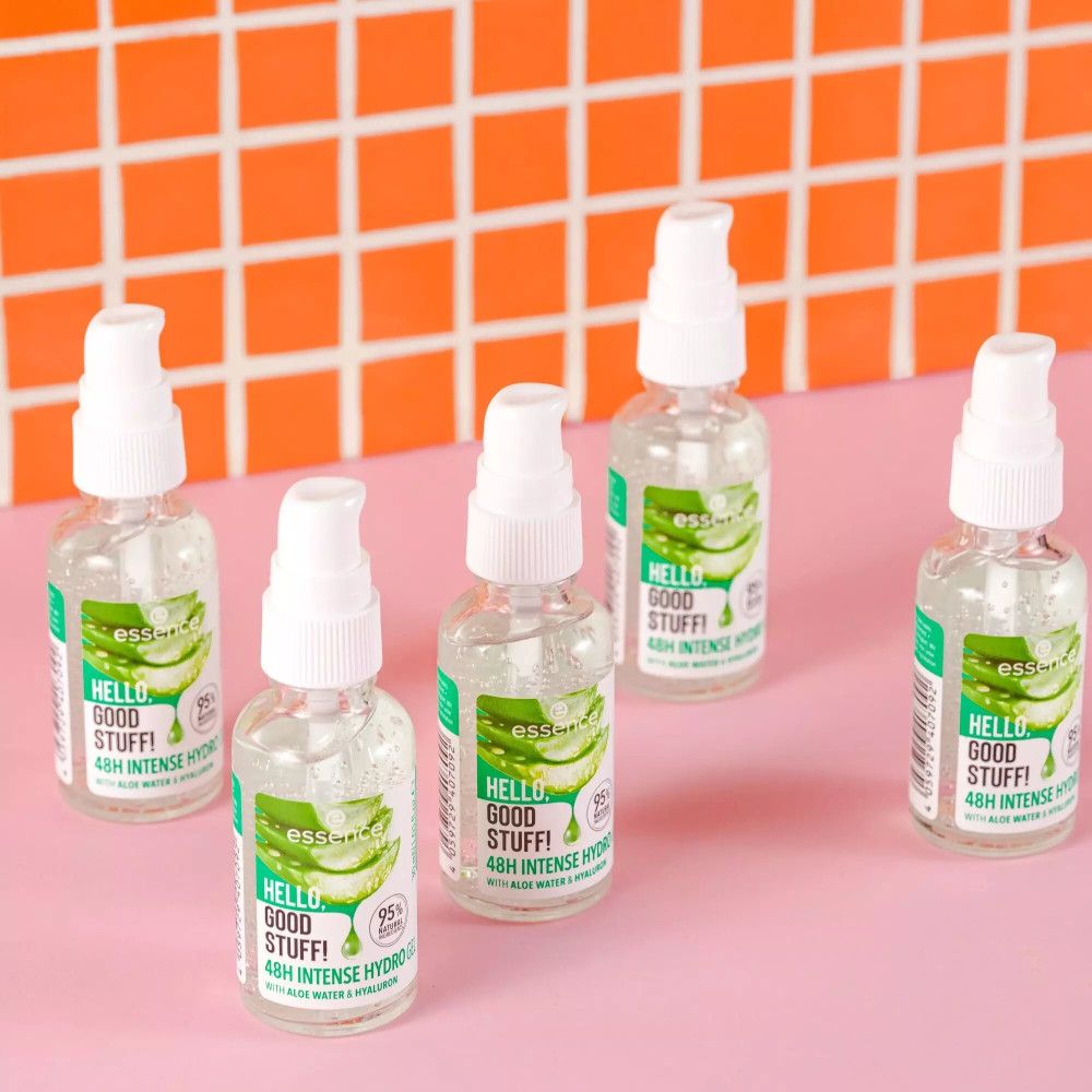 Cinque flaconi di gel con pompa. Etichetta con aloe vera e testo: Hello, Good Stuff! 48h Intense Hydro Gel.