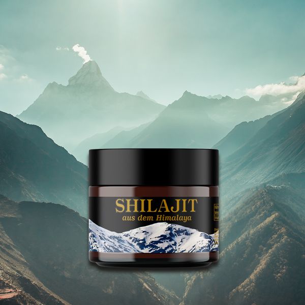 Barattolo marrone con coperchio nero. Scritta SHILAJIT, con motivo montuoso. Posizionato davanti a un paesaggio montano.