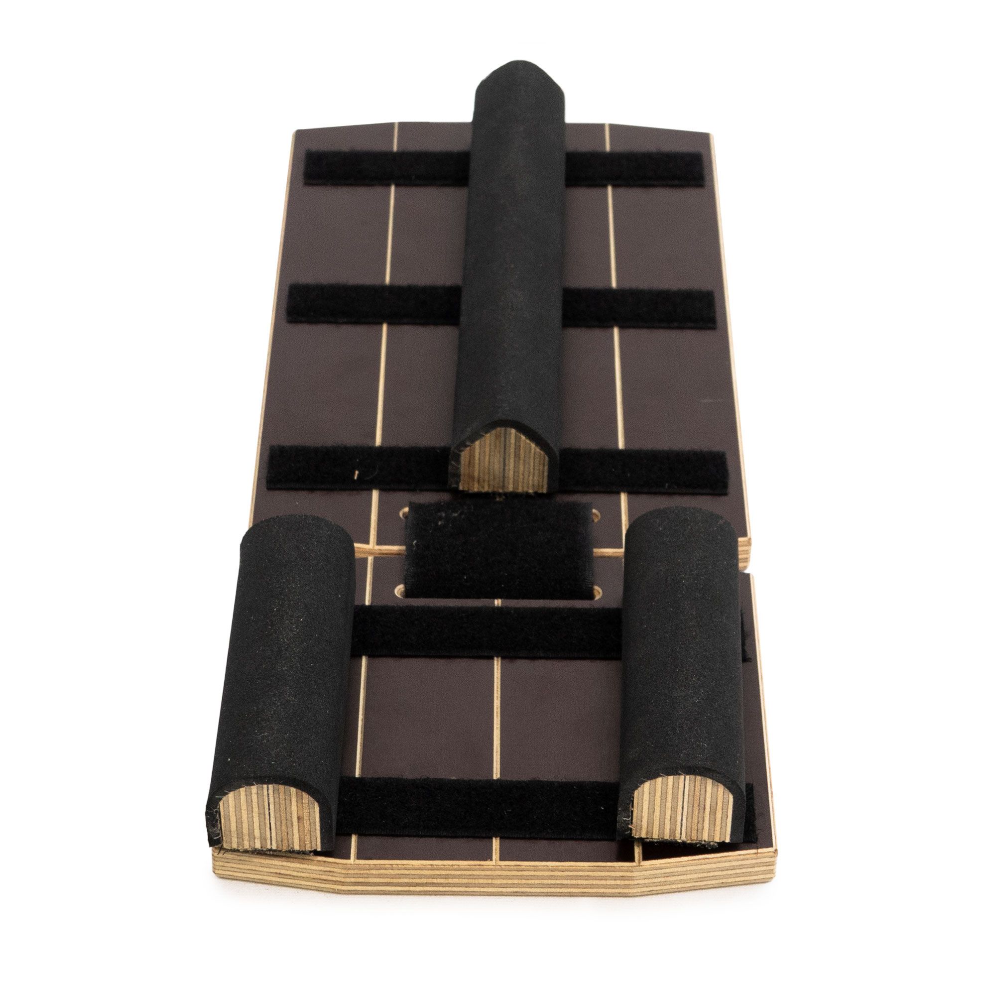 Base marrone con rulli neri e chiusure in velcro. Bordi color legno. Prodotto "Flyankle".