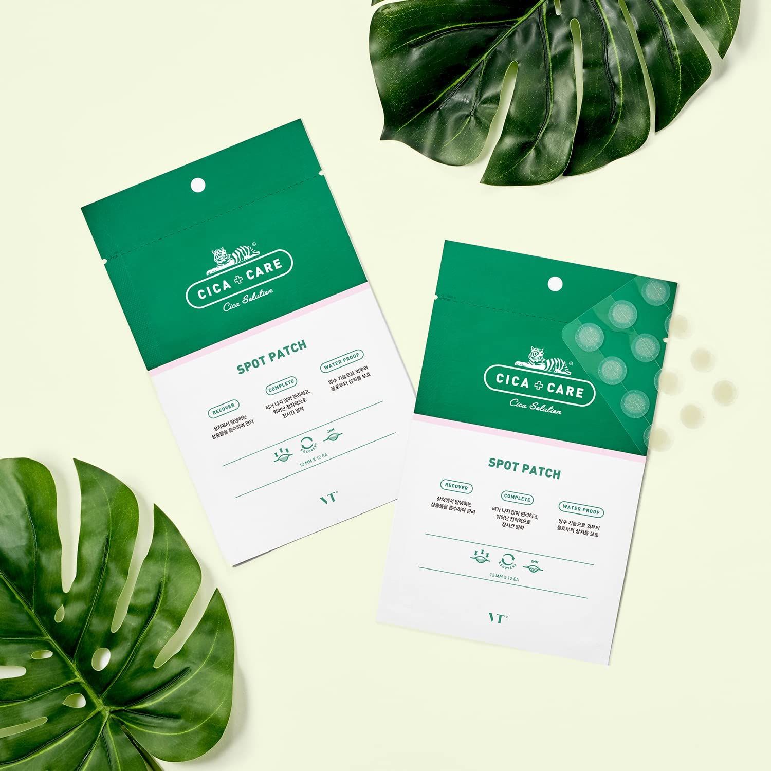 Due confezioni verdi CICA CARE SPOT PATCH. Su ogni confezione sono visibili dei cerotti.