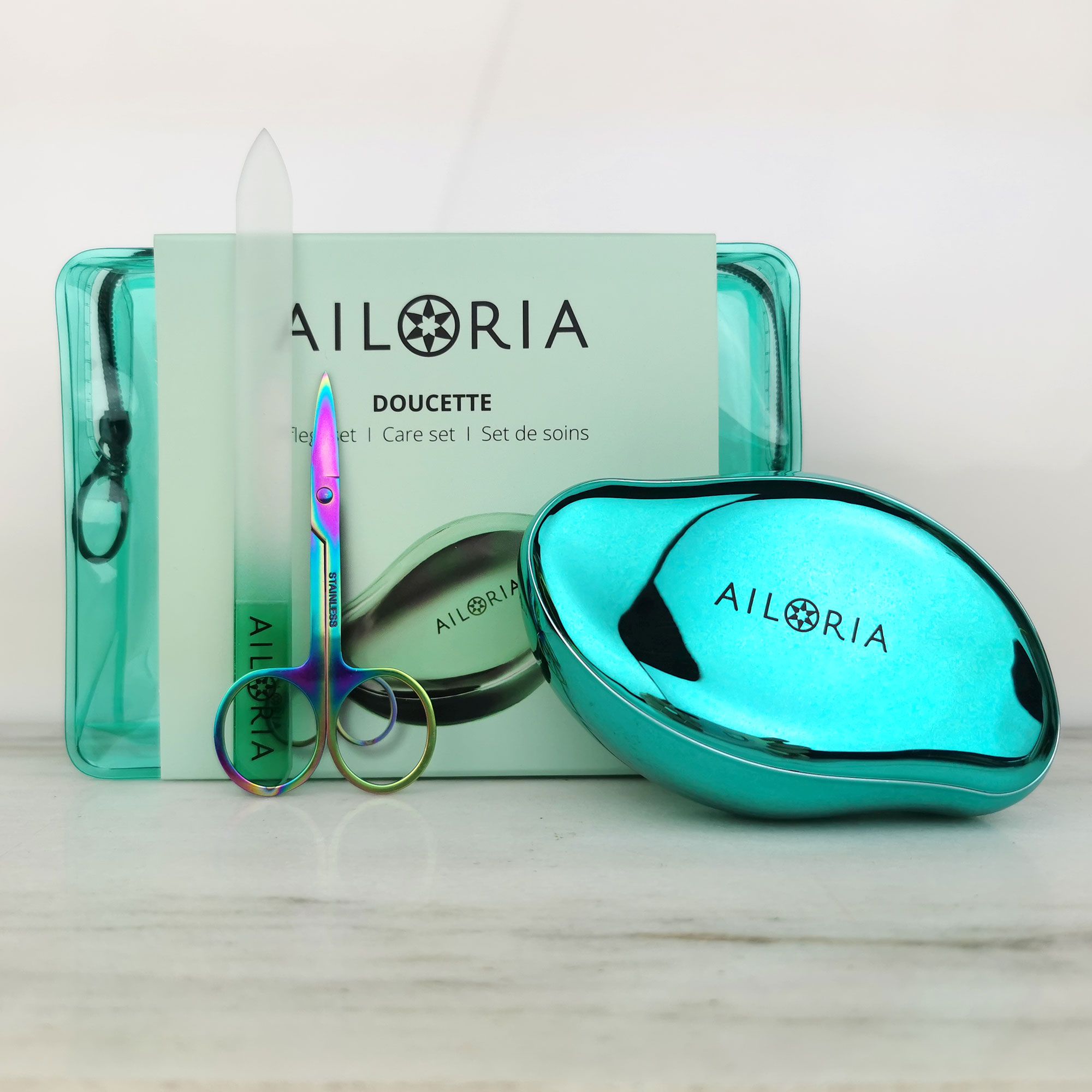 Set con lima per piedi, forbici, custodia e confezione. AILORIA DOUCETTE Set. Diversi elementi.