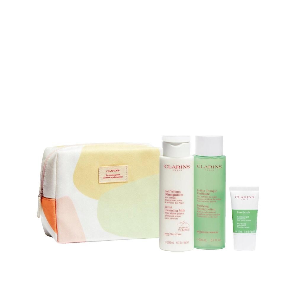 Beauty case con latte detergente, tonico e gel esfoliante. Prodotti con etichette bianche e verdi.