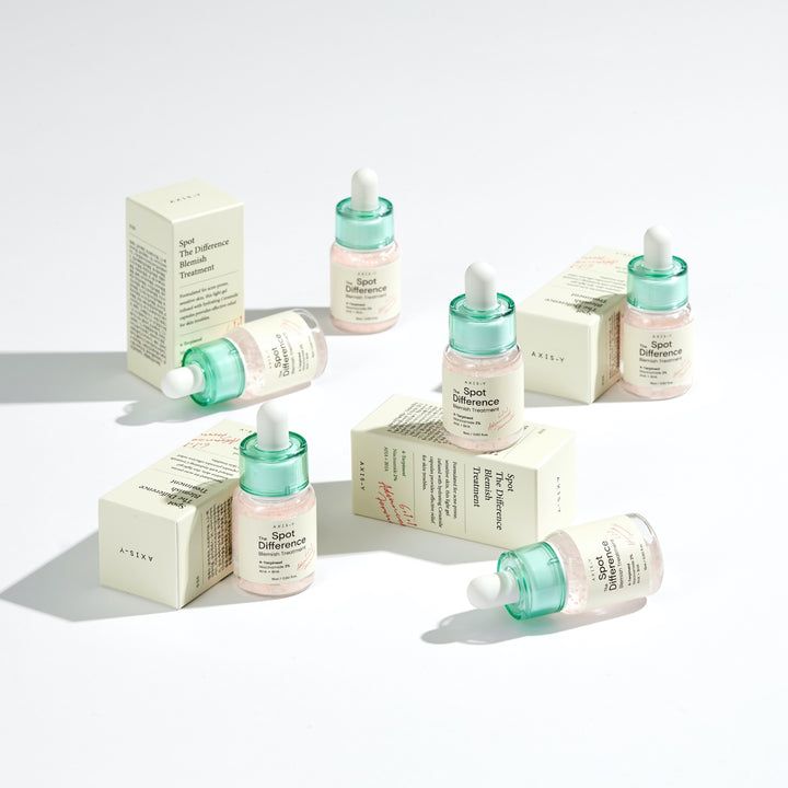 Diversi flaconi e confezioni di prodotti. Flaconi sdraiati e in piedi. Confezioni con nome del prodotto. Sfondo bianco.