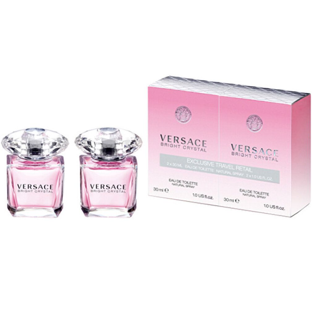 Set regalo con due flaconi di profumo e confezione. Flaconi con liquido rosa, tappo trasparente. Confezione con logo e scritta.