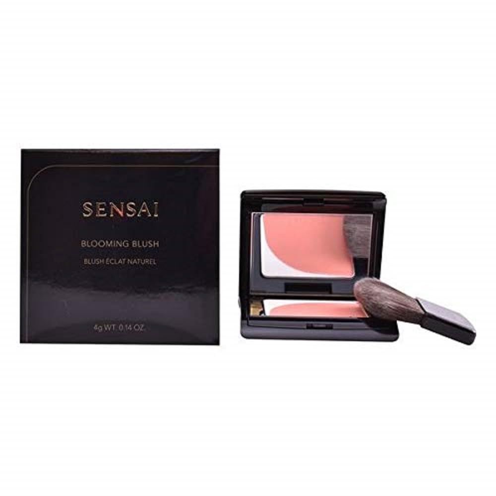 Sensai Bloom Blush 02 Peach. Confezione nera, pennello e palette blush. Testo: Sensai, Blooming Blush, 4g.