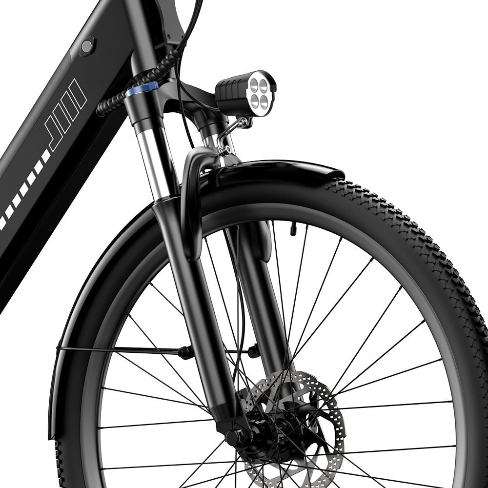 Primo piano della bicicletta elettrica nera. Faro, parafango, disco freno e pneumatico.