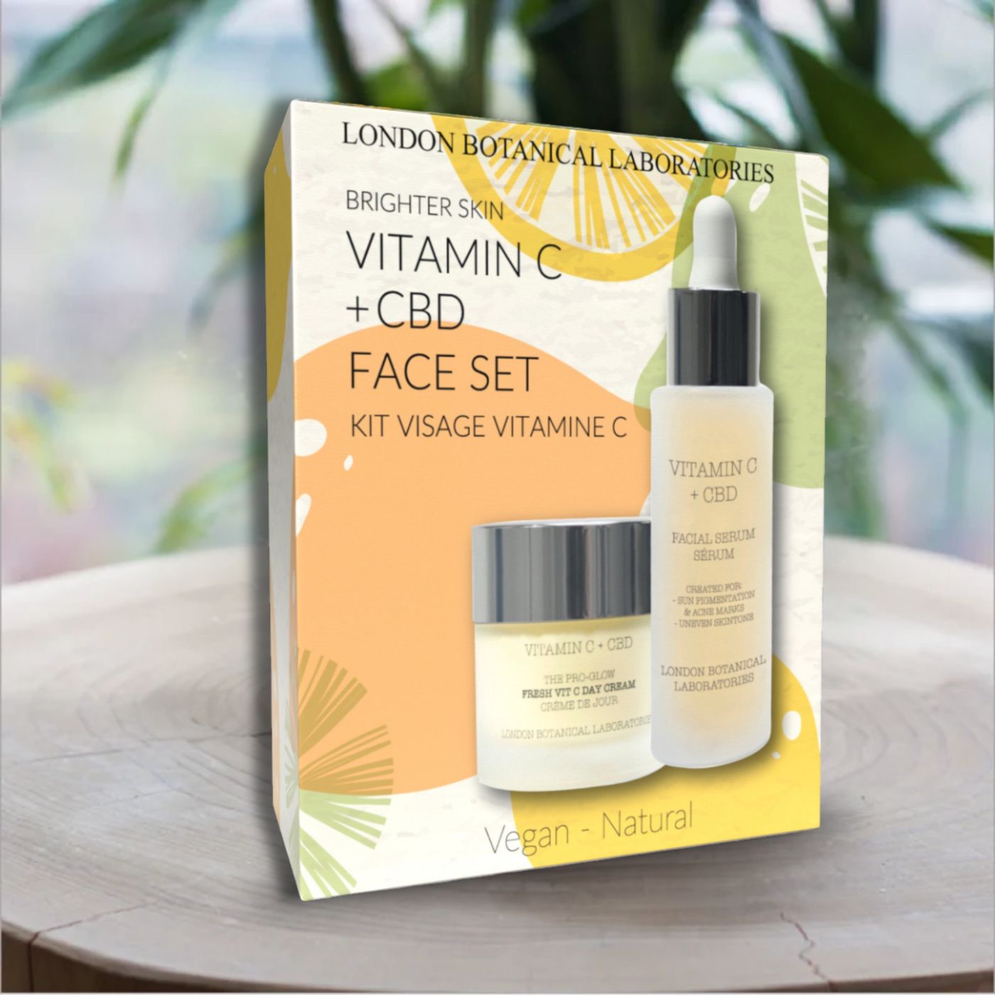 Set regalo con siero e crema. Contiene vitamina C + CBD. Vegano e naturale. Confezione con logo e nome del prodotto.