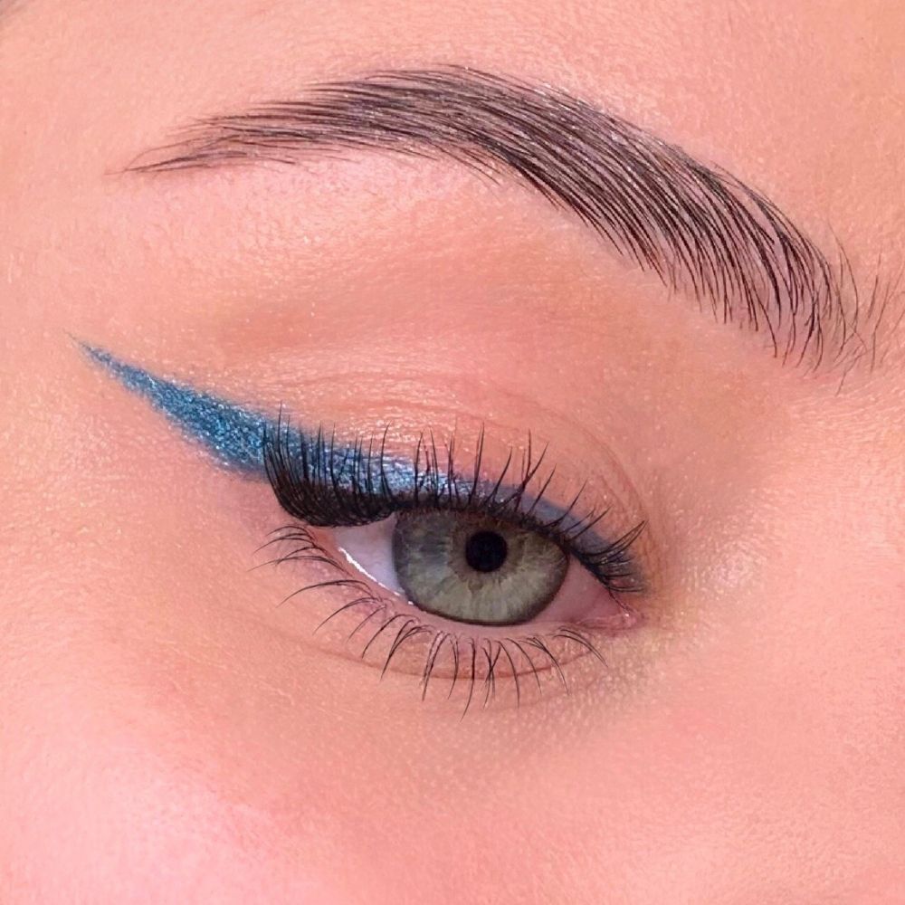 Occhio con eyeliner blu. Occhio verde, tratto di eyeliner blu sulla palpebra superiore.