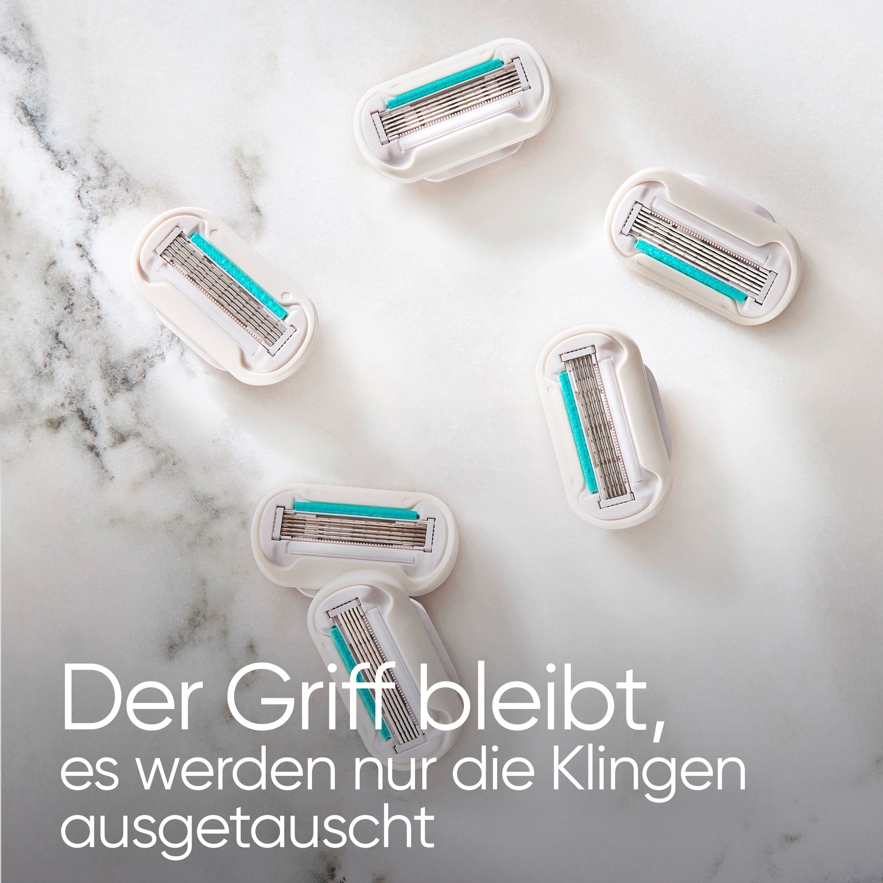 Diverse lamette su una superficie. Testo: Il manico rimane, si sostituiscono solo le lamette.