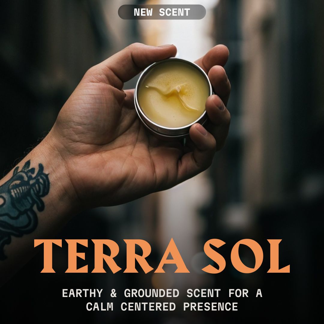 Una mano tiene una scatola aperta di balsamo per barba con unguento giallo.