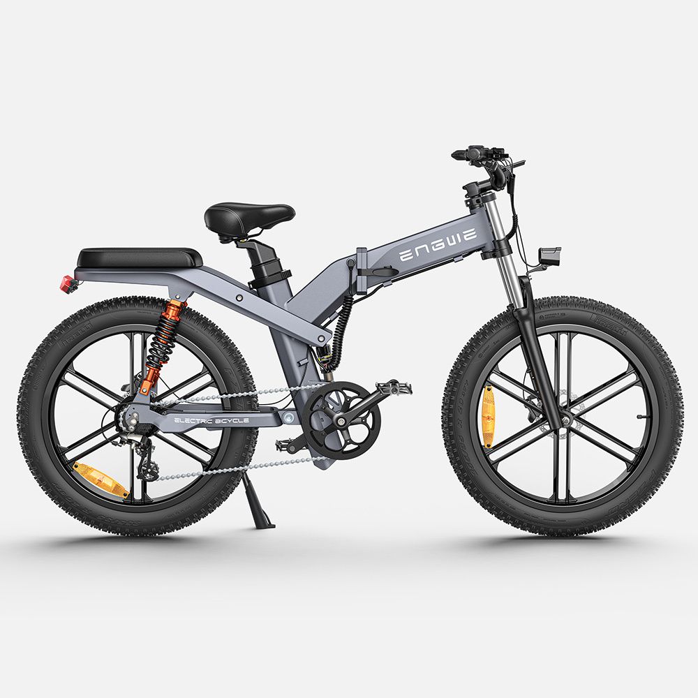 E-bike pieghevole grigia. Pneumatici, sella e manubrio neri. Sospensione arancione. Marchio ENGWE.