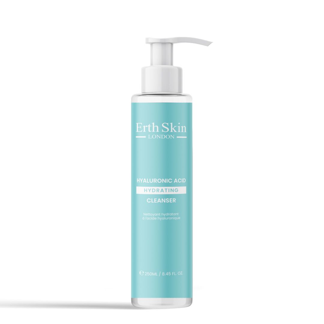 Detergente per la pelle con pompa. Flacone turchese con erogatore bianco. Scritta: Erth Skin London, Hyaluronic Acid, Hydrating Cleanser.