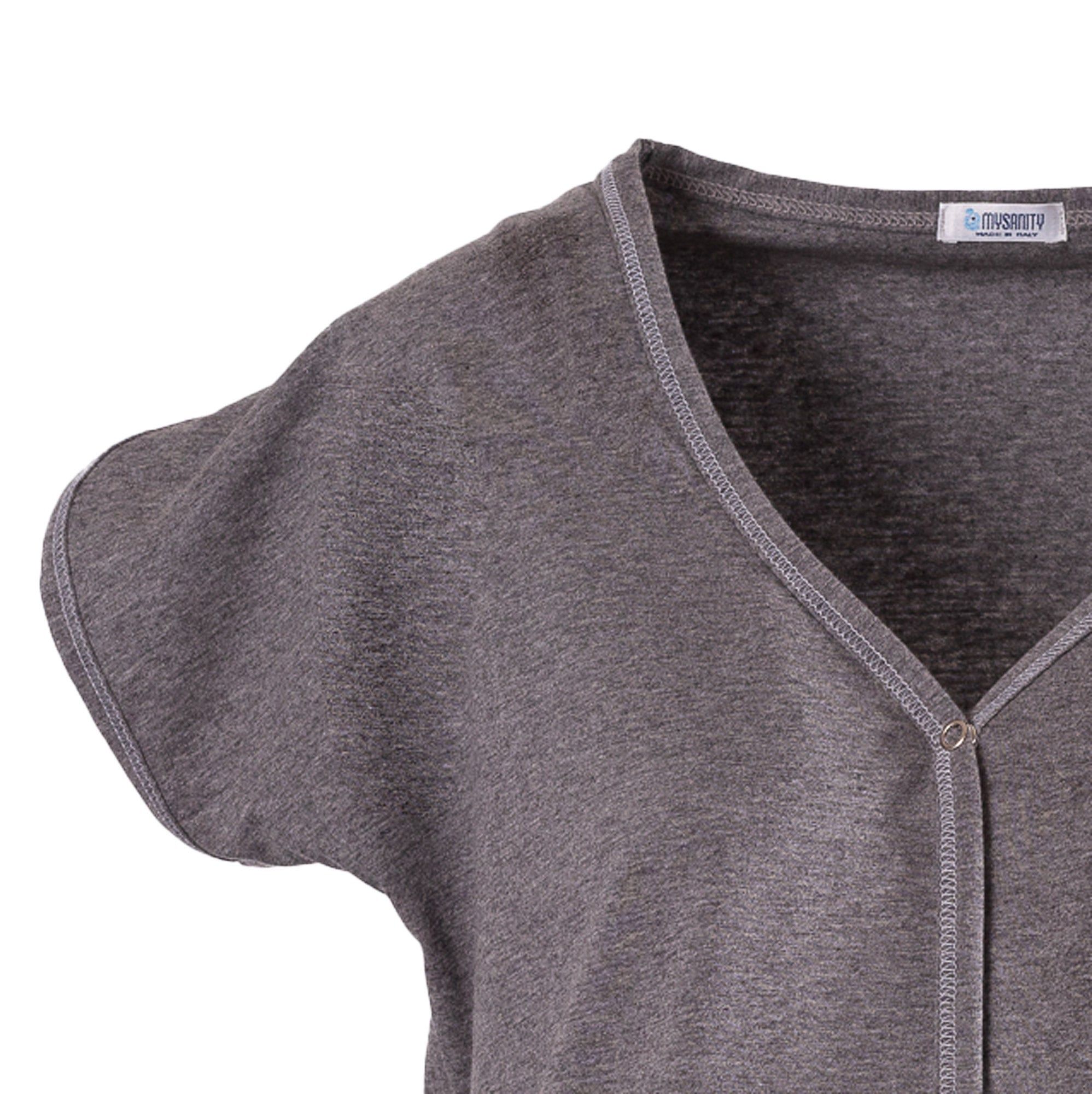 Dettaglio della camicia premaman grigia. Scollo a V, maniche corte. Cucitura a contrasto su scollo e maniche. Etichetta.