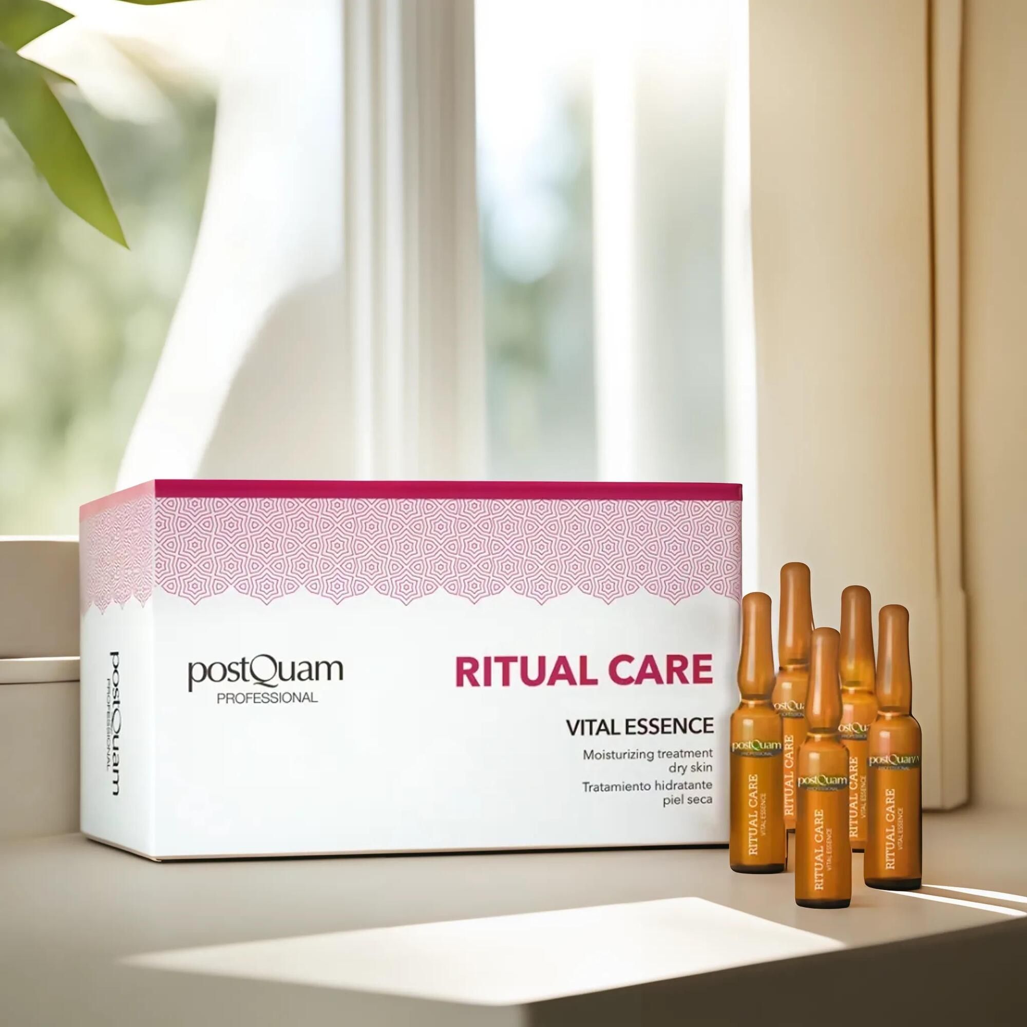 PostQuam Vital Essence. Scatola e fiale su davanzale. Scritta: Ritual Care, Vital Essence, Moisturizing treatment dry skin.