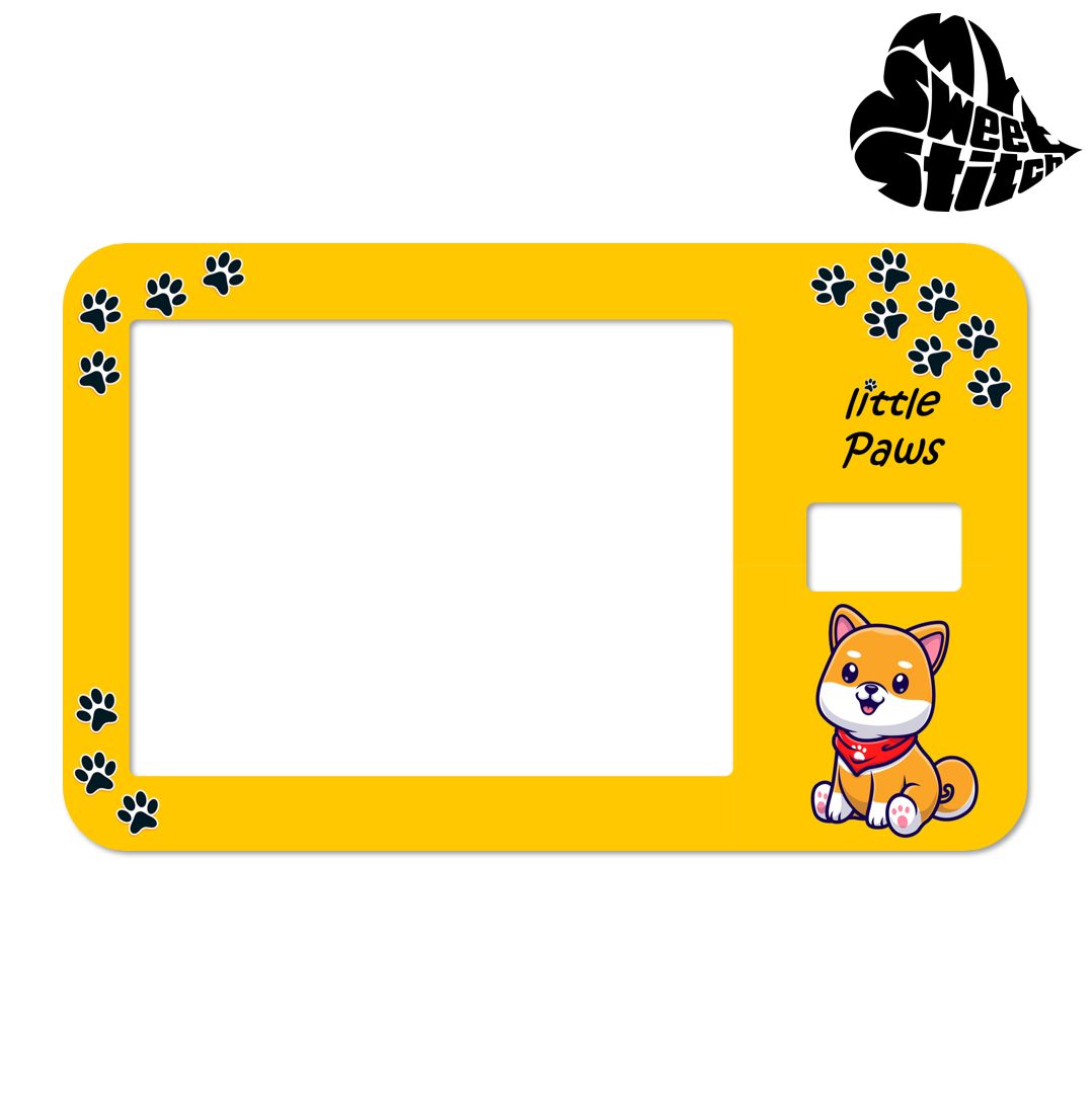 Adesivo giallo con impronte di zampe e illustrazione di Shiba Inu. Testo: Little Paws. Logo: MySweetStitch.