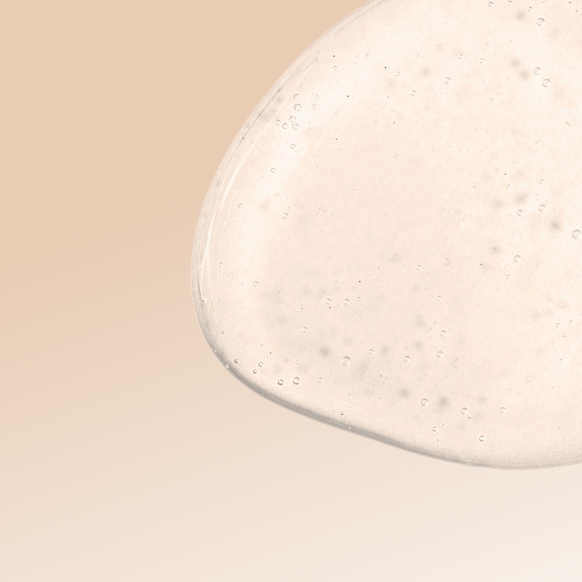 Liquido gelatinoso trasparente. Colore marrone chiaro. Su sfondo chiaro.