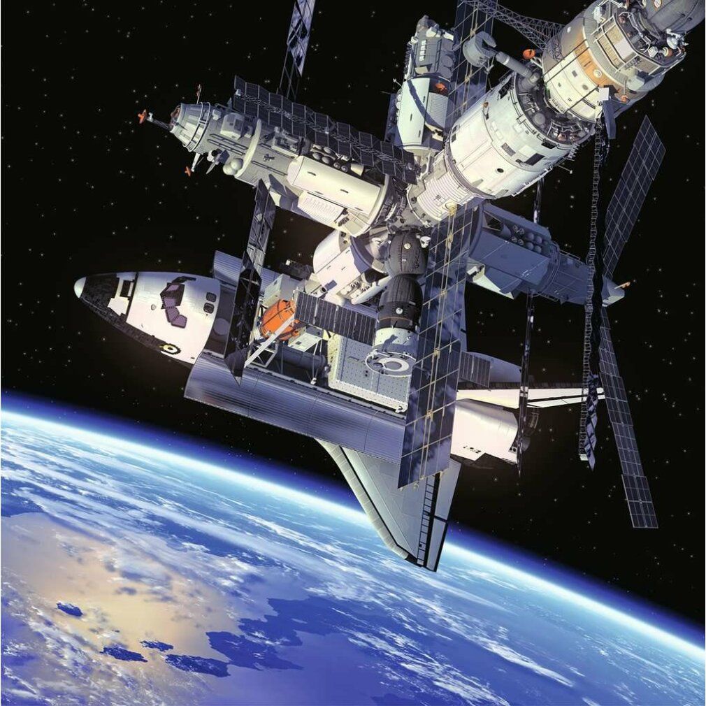 Navicella spaziale attraccata a una stazione. La Terra è visibile sullo sfondo.