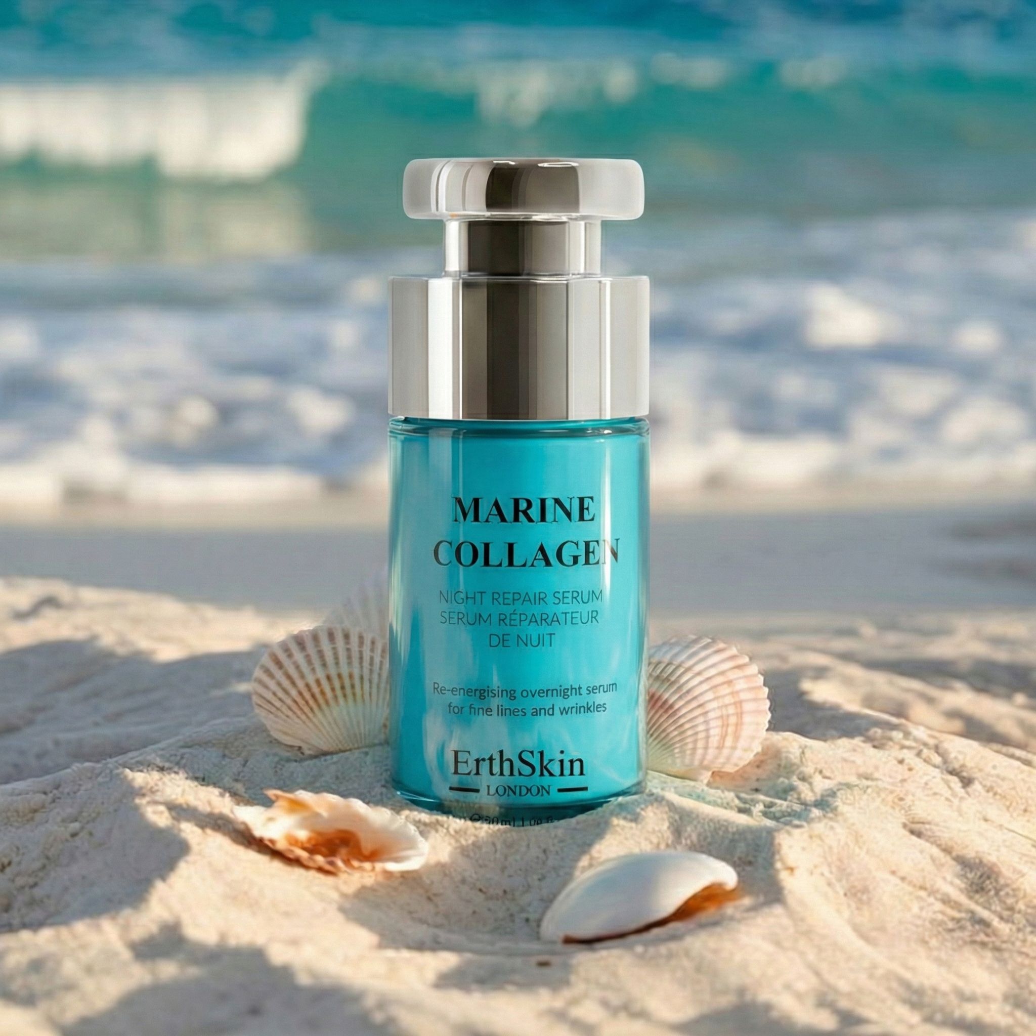 Siero riparatore notturno al collagene marino sulla spiaggia con conchiglie.