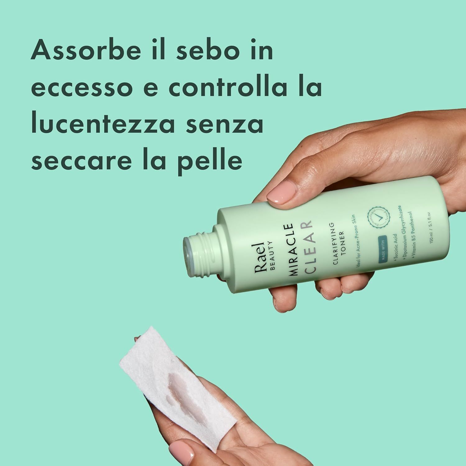 Flacone di toner verde e dischetto di cotone. Mani che tengono il toner e tamponano il dischetto. Testo: Assorbe l'eccesso di sebo.