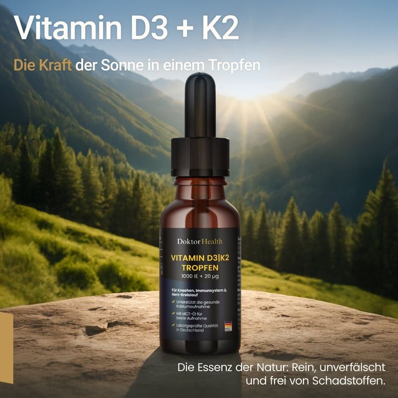 Flacone di vetro marrone con tappo nero e contagocce. Scritta: Vitamin D3 + K2 Tropfen. Sfondo: paesaggio con montagne e sole.