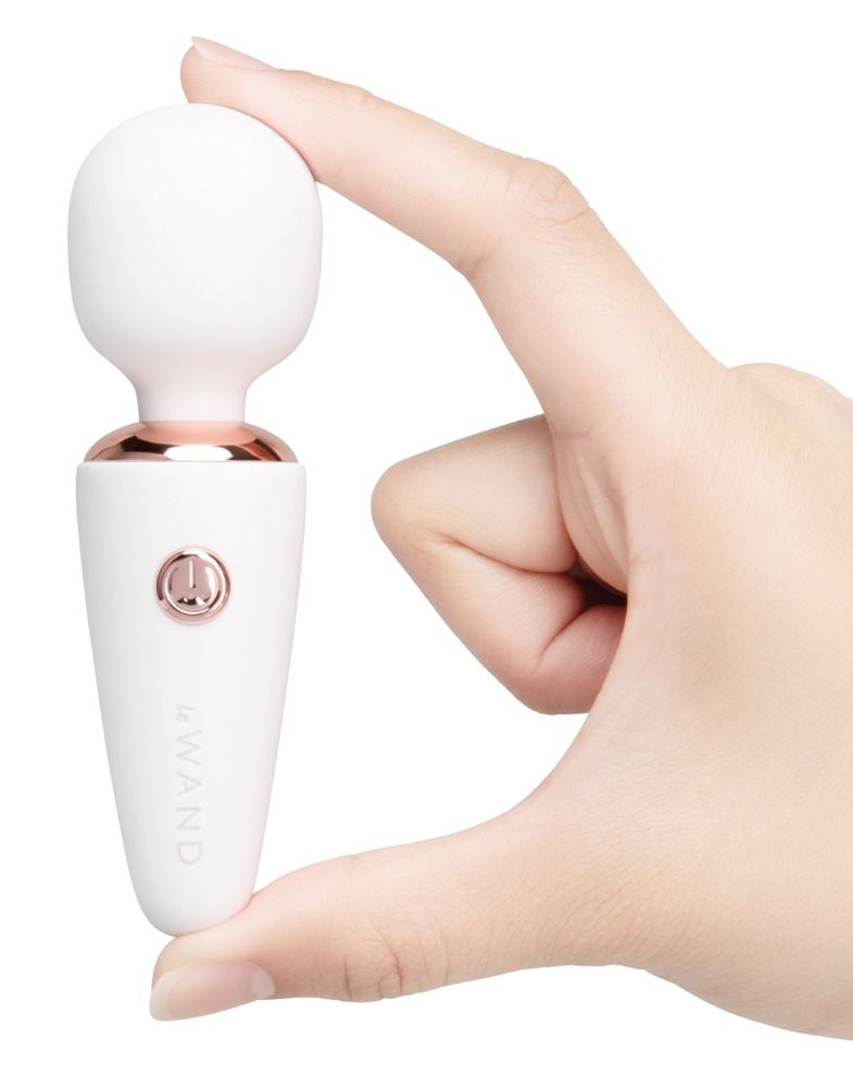 Vibratore bianco compatto tenuto in una mano.